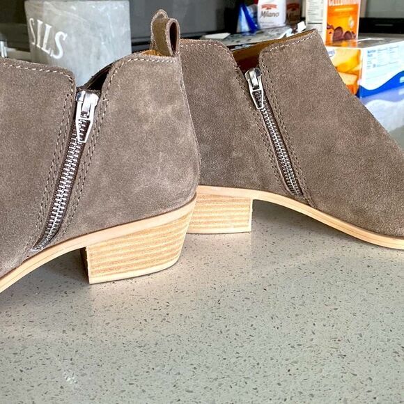 Dolce Vita Suede Booties Silver Zipper Pointed Taupe 9.5 Beige Neutral Earthy - Picture 11 of 15